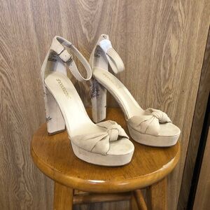Shoedazzle Deanelle Cream Floral Embroidered Heels